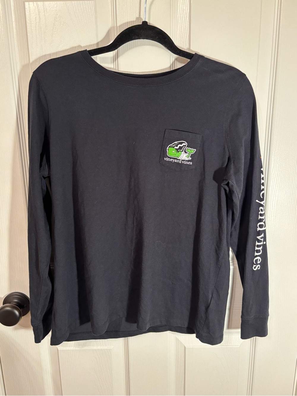 Vineyard Vines Long Sleeve Graphic Tee Size L Black Whale Halloween 100% cotton